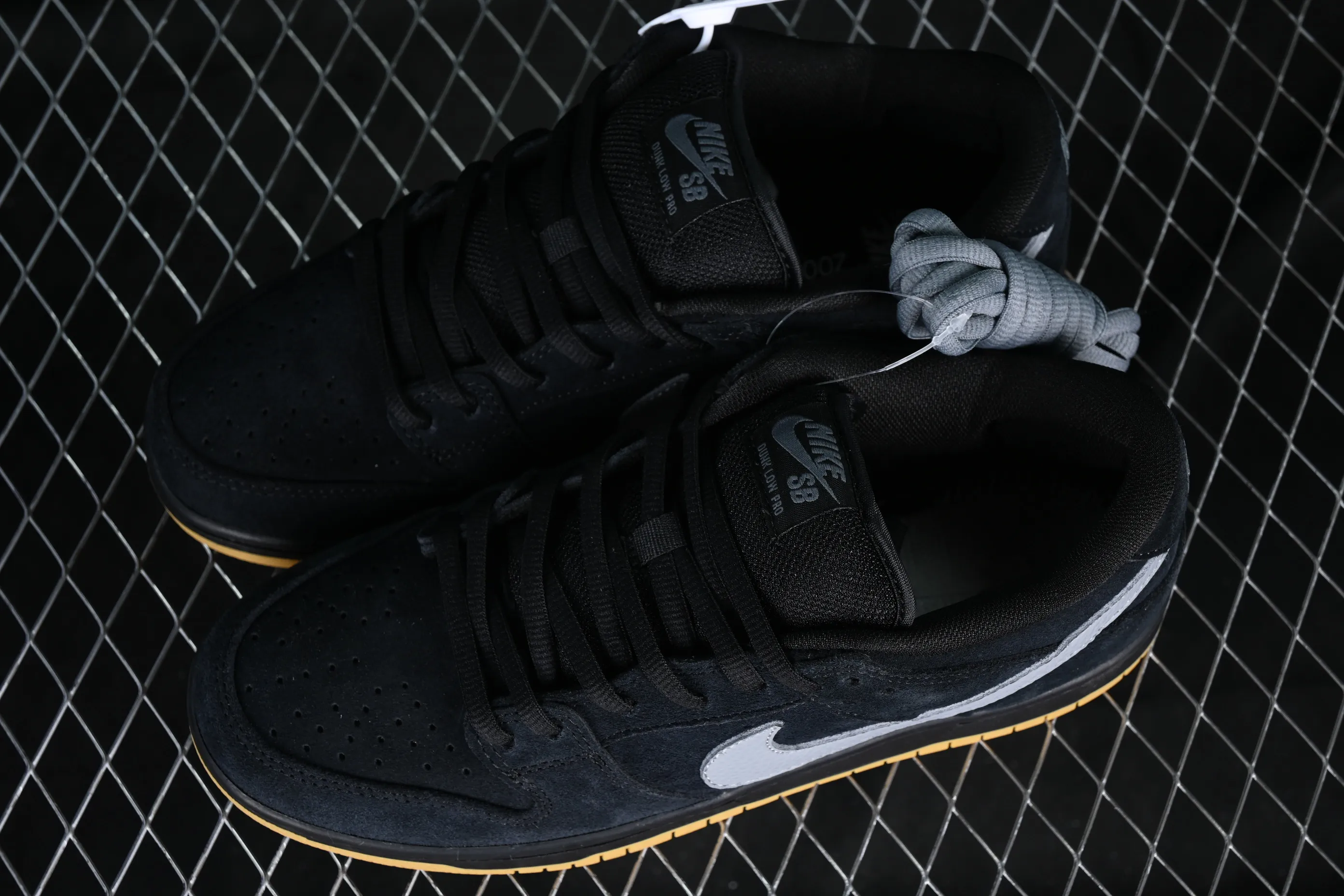 All categories Nk SB Dunk Series Nk SB Dunk Low Low-top sneakers N version Nk SB Dunk Low Raw rubber black and gray SB Dunk Series low-top casual sports skateboard shoes BQ6817-010